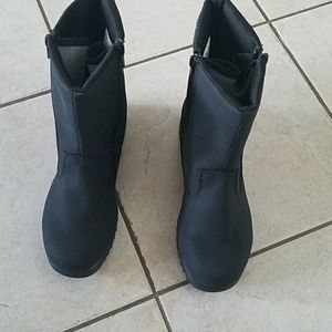 Boots size 8w